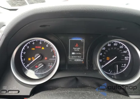 2021 Toyota Camry Le z USA, uszkodzony, nr VIN 4T1C11AK2MU448086